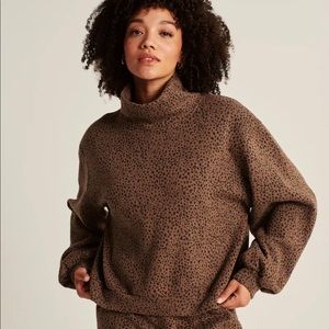 Abercrombie Turtleneck Sweatshirt Med Animal Print